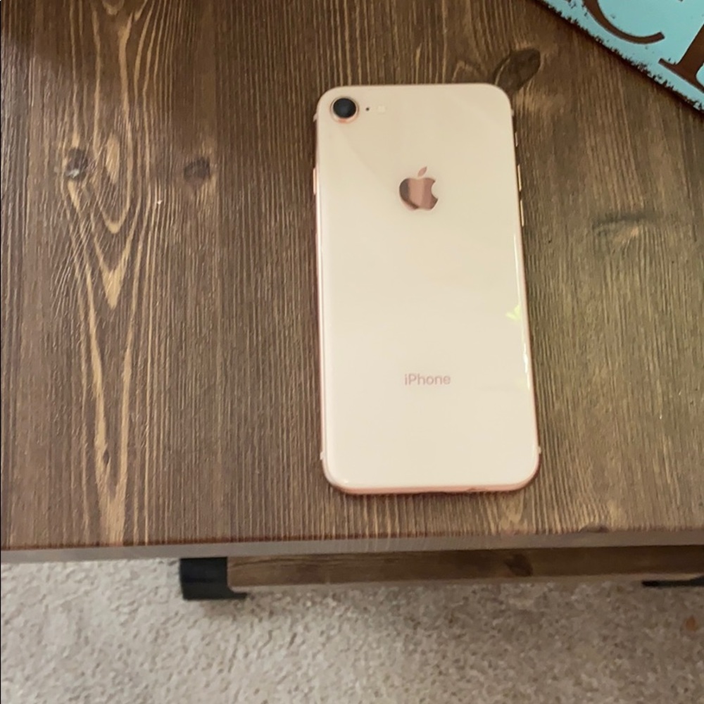 iPhone 8 - Picture 3 of 3